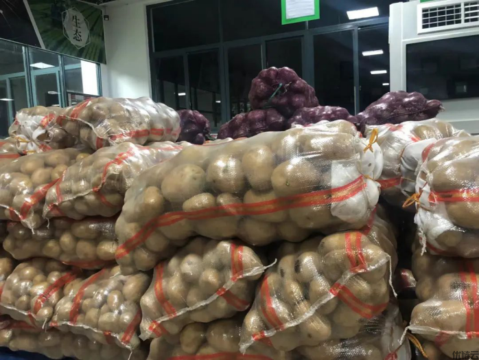 他们是上海保供单位:20个人,扛下了50万人次的食材保供需求(图15) 他们是上海保供大军的一员1349.png